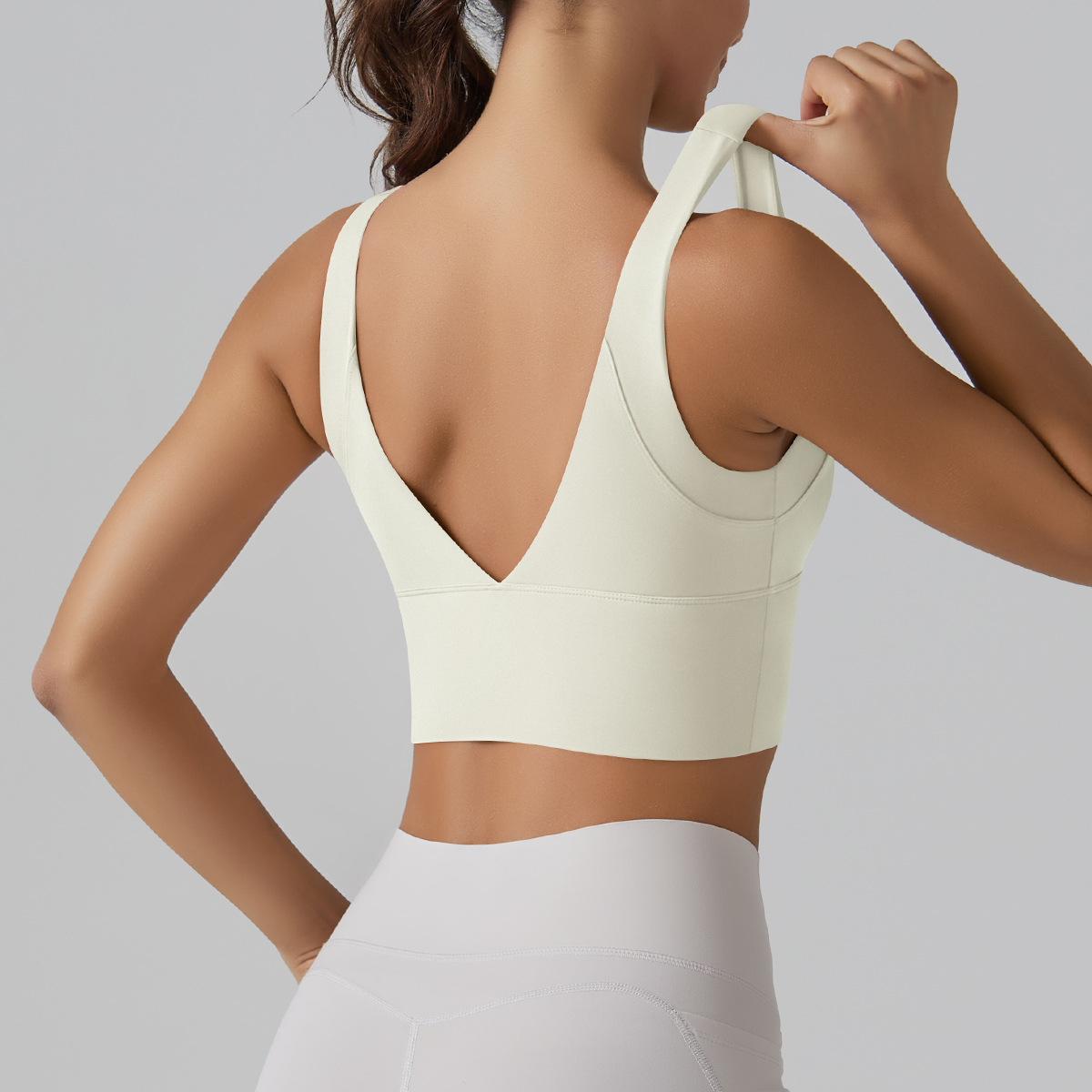 Pilates Yoga One - 素肌感覚のピラティス・ヨガ用タンクトップ。一体成型カップで、セクシーで美しい背中を演出。フィットネスやスポーツに最適。