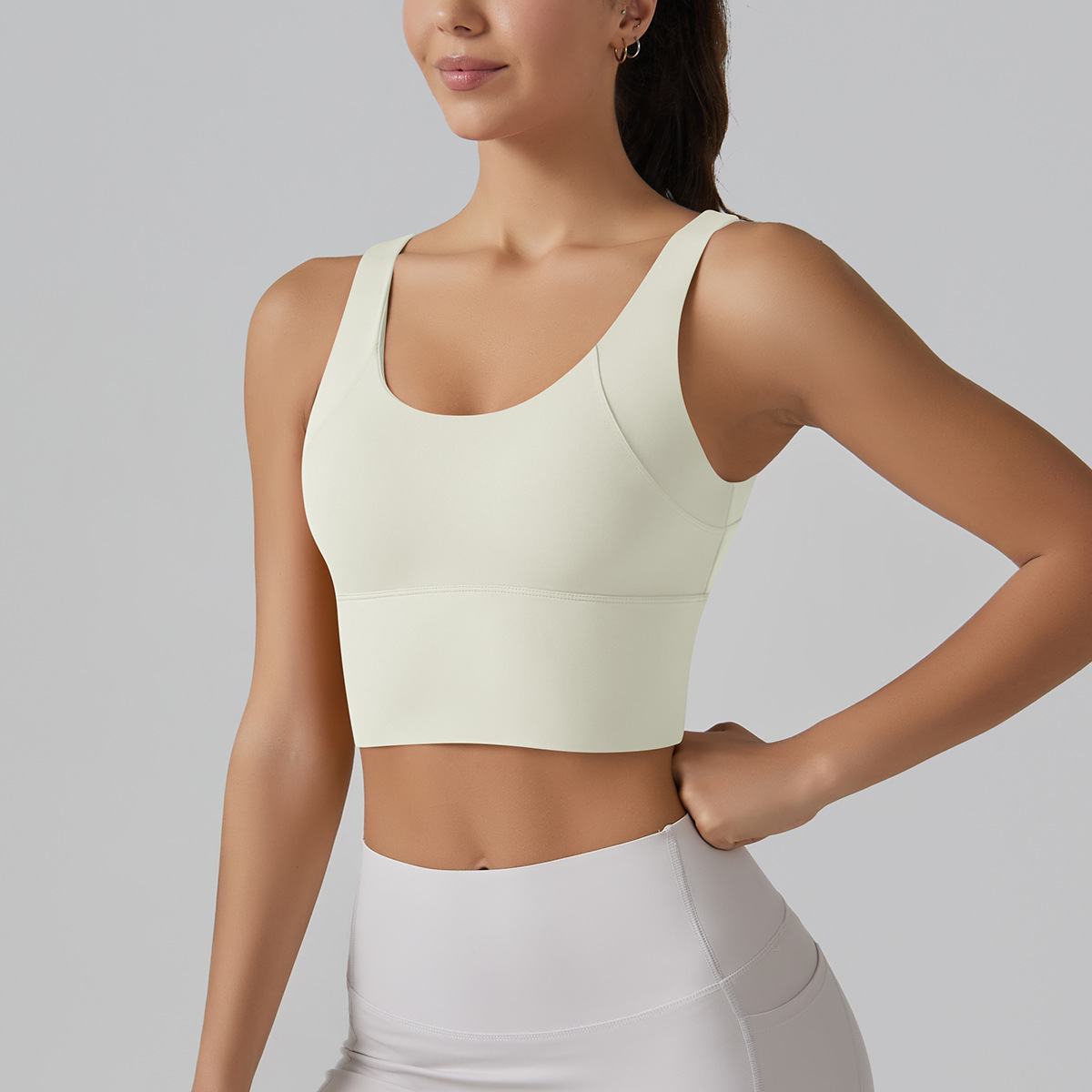 素肌感覚のピラティス・ヨガ用タンクトップ。一体成型カップで、 - Pilates Yoga One のレビューと価格